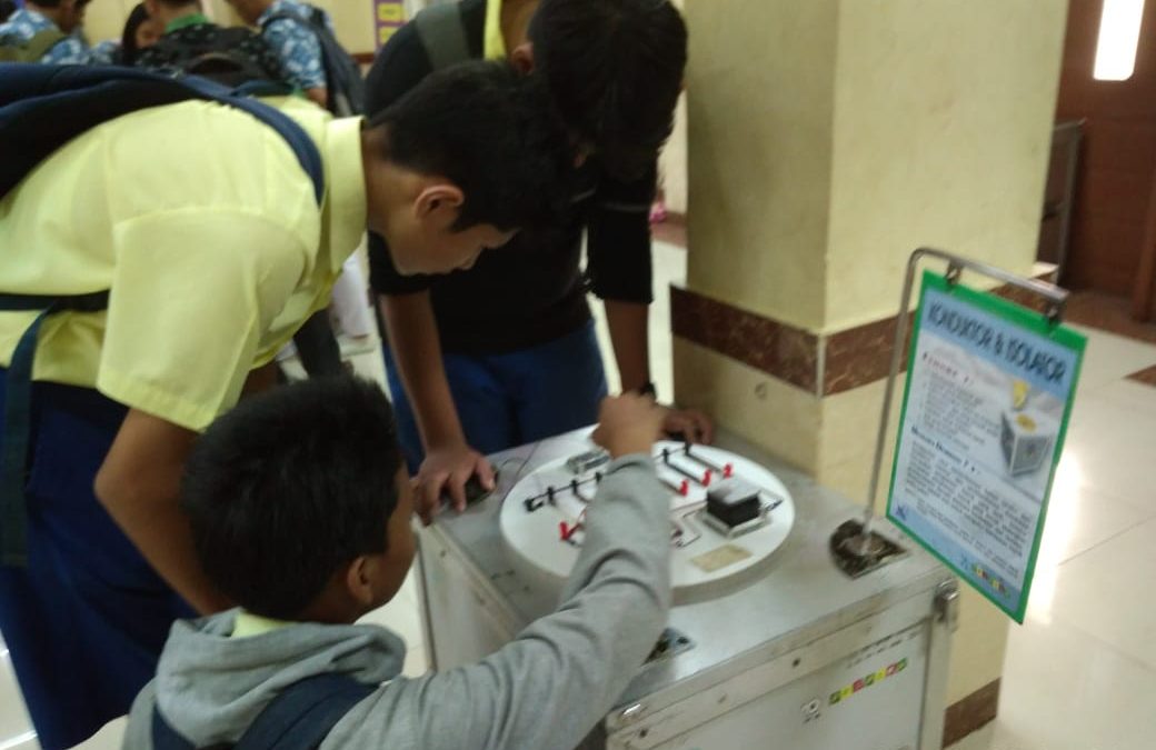 MENGUNJUNGI PAMERAN SAINS