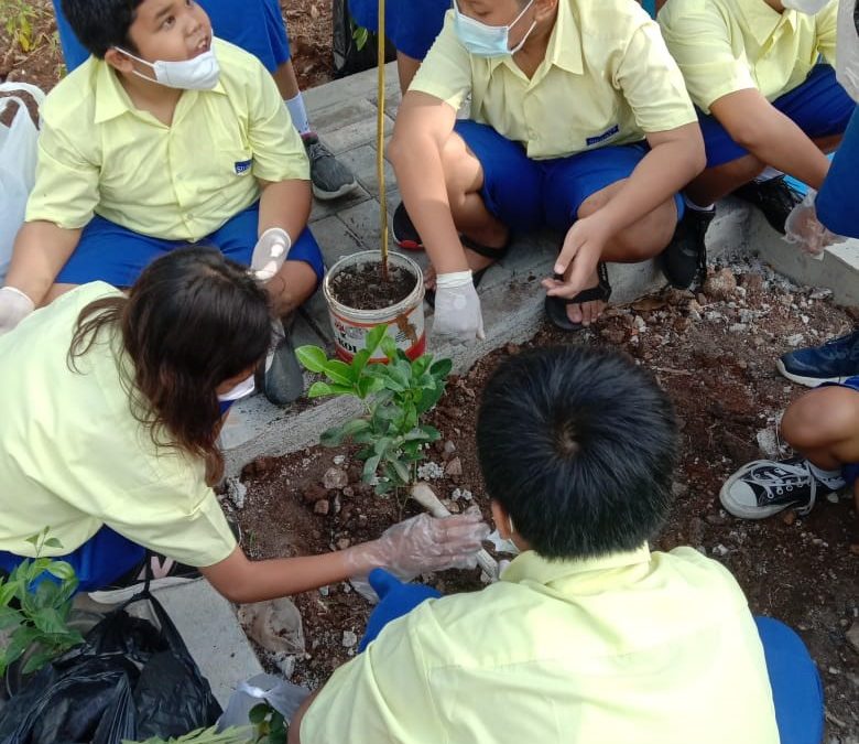 KEGIATAN HARI POHON SEDUNIA SISWA-SISWI SMP STRADA BHAKTI UTAMA TAHUN PELAJARAN 2022/2023