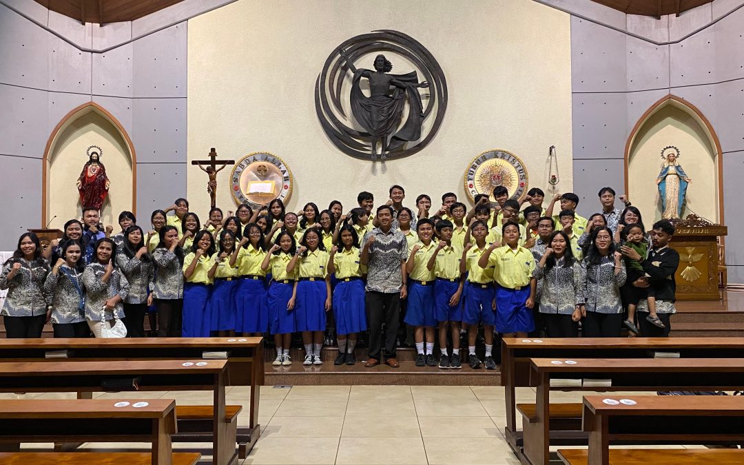 Pelayanan Koor Adorasi St. Matius Bintaro Dipimpin oleh SMP Strada Bhakti Utama